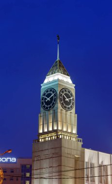 Rusya, Krasnoyarsk - 23 Temmuz 2018: Gece fotoğraf. Şehir Saat Kulesi, Krasnoyarsk şehir Yönetim (Krasnoyarsk Big Ben)