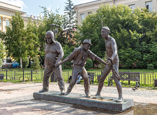 Россия, Иркутск - 25 июля 2018 года: Памятник Леониду Гайдаю. Моргунов был Бывали (Опытный), Никулин был Бальбес (Тупой Задница), а Витсин был Трус (Трус)
)