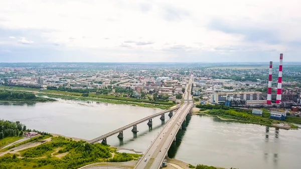 ノボクズネツク トム川に架かる橋 ケメロヴォ都市のパノラマ風景 ロシアののむのすき — ストック写真