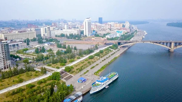 Rusko Krasnojarsk Července 2018 Komunální Most Divadelní Náměstí Nápis Hodiny — Stock fotografie
