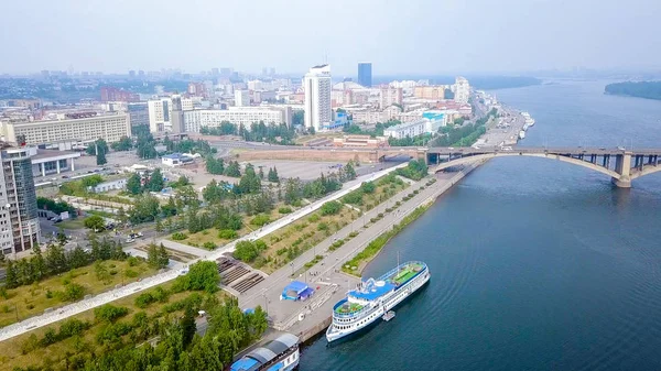 Rusya, Krasnoyarsk - 22 Temmuz 2018: Ortak köprü. Tiyatro Meydanı. Yazıt ve saat - Krasnoyarsk 2019. Krasnoyarsk, Dron üzerinden şehir panoraması  