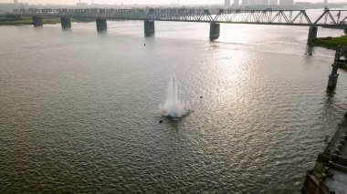 Novosibirsk ilk demiryolu köprüsü. Novosibirsk şehir panoraması. Nehirde OB Rusya, Dron üzerinden görüntülemek  