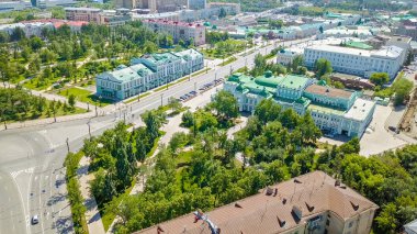 Omsk Devlet Akademik Dram Tiyatrosu. Omsk bölgesel Museum of Fine Arts M. A. Vrubel sonra adında. Rusya'dan Dron  