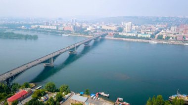 Toplumsal görünümünü Yenisey Irmağı köprüden. Krasnoyarsk ve rekreasyon Adası şehir merkezidir. Rusya'dan Dron  