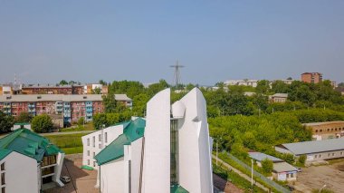 Rusya, Irkutsk - 27 Temmuz 2018: Tanrı'nın annesi tertemiz kalbinde katedral. Katolik Kilisesi, Protestan Kilisesi. Mimari tarzı - yapısalcılık, Dron üzerinden  