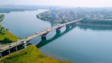 Rusya, Irkutsk. Glazkovsky Köprüsü. Angara Nehri Dron üzerinden köprü  