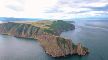 MYS Khoboy (Cape Khoboy). Rusya, Baykal Gölü, Olkhon Adası. Üzerinden dron Olkhon Adası en kuzeydeki nokta  