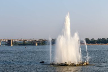 Rusya, Novosibirsk. Çeşme Ob Nehri üzerinde. Köprü görünümü