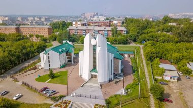 Rusya, Irkutsk - 27 Temmuz 2018: Tanrı'nın annesi tertemiz kalbinde katedral. Katolik Kilisesi, Protestan Kilisesi. Mimari tarzı - yapısalcılık, Dron üzerinden  