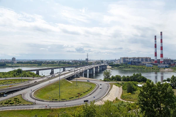 Rusya Kemerovo Nehir Üzerinde Kuznetsky Köprü Şehir Manzaralı — Stok fotoğraf