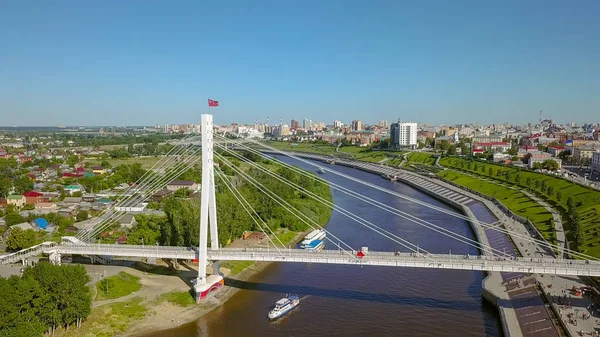 Tyumen şehir, Aşıklar Köprüsü nehir Tura çıkabilir. Rusya, Tyumen, Dron üzerinden  
