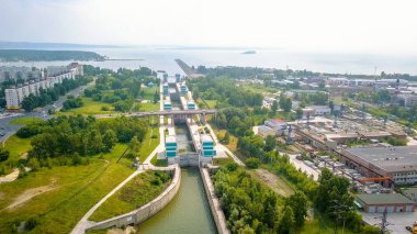 Novosibirsk hidroelektrik santrali Ob Nehri üzerinden Dron üzerinde nakliye ağ geçidi  