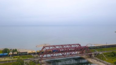 Rusya, baykal - 02 Ağustos 2018: Trans-Sibirya Demiryolu, Baykal Gölü kıyısında. Demir köprü Baykal, dron üzerinden akan nehrin trenlerde hareketi  
