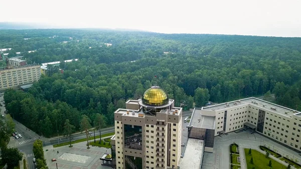 ノヴォシビルスク州立大学の新しい本館です ノヴォシビルスク ロシア アカデムゴロドクのむのすきから — ストック写真