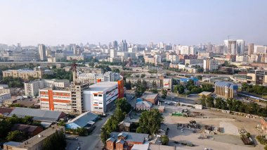 Rusya, Novosibirsk - 19 Temmuz 2018: İlk demiryolu köprüsü Novosibirsk içinde. Novosibirsk şehir panoraması. Nehirde OB Rusya, Dron üzerinden görüntülemek  