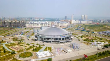Rusya, Krasnoyarsk - 23 Temmuz 2018: Spor tesisi. Arena-Kuzey (Arena çok fonksiyonlu kompleks Sever), Dron üzerinden  