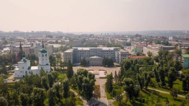 Rusya, Irkutsk. Angara Nehri, Aşıklar Köprüsü sonsuz ateşi, şehir yönetim çıkabilir. Şehrin Dron üzerinden genel Panoraması  
