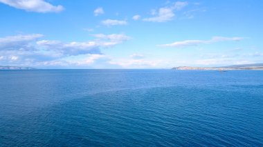 Toprak ve su üzerinde uçuş. Rusya, Baykal, Bay küçük deniz. Ada Kharantsy. Çevre Olkhon Adası, uçak  