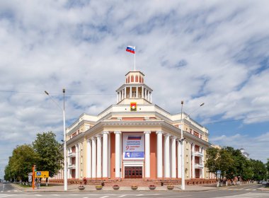 Rusya, Kemerovo - 21 Temmuz 2018: Kare, Sovyetler, Kemerovo Şehir İdaresi. Belediye Meclisi