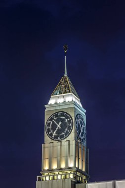 Rusya Krasnoyarsk. Gece fotoğraf. Şehir Saat Kulesi, Krasnoyarsk şehir Yönetim (Krasnoyarsk Big Ben)