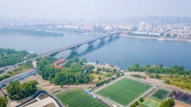 Toplumsal görünümünü Yenisey Irmağı köprüden. Krasnoyarsk şehir merkezinde. Rusya'dan Dron  