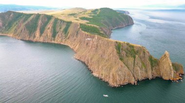 MYS Khoboy (Cape Khoboy). Rusya, Baykal Gölü, Olkhon Adası. Üzerinden dron Olkhon Adası en kuzeydeki nokta  