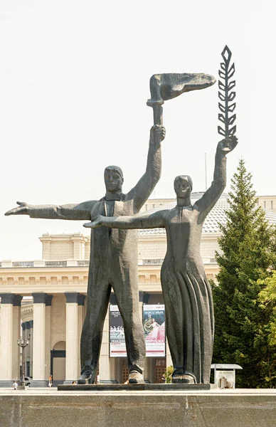 Rosja Nowosybirsk Lipca 2018 Kompozycja Rzeźbiarska Pomnik Vladimir Iljicz Lenin — Zdjęcie stockowe