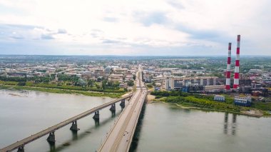 Kuznetsk Köprü Nehri Tom. Kemerovo şehir manzarasına. Rusya'dan Dron  