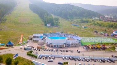 Rusya, Krasnoyarsk - 23 Temmuz 2018: Funpark Bobrovy oturumu tüm sezon spor ve Entretainment Park, Dron  