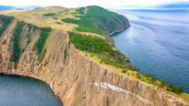 MYS Khoboy (Cape Khoboy). Rusya, Baykal Gölü, Olkhon Adası. Üzerinden dron Olkhon Adası en kuzeydeki nokta  