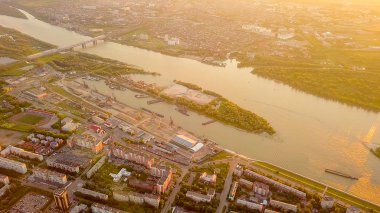 Omsk şehir ve irtiş Nehri günbatımı sırasında görünümünü. Rusya'dan Dron  