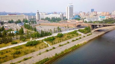 Rusya, Krasnoyarsk - 22 Temmuz 2018: Ortak köprü. Tiyatro Meydanı. Yazıt ve saat - Krasnoyarsk 2019. Krasnoyarsk, Dron üzerinden şehir panoraması  