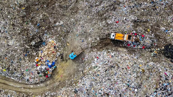 Camions Ordures Déchargent Les Ordures Une Décharge Dans Les Environs — Photo