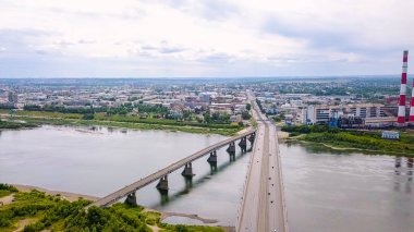 Kuznetsk Köprü Nehri Tom. Kemerovo şehir manzarasına. Rusya'dan Dron  