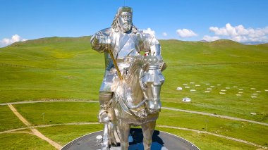 Atlı heykeli cengiz Khan'ın güneşli havalarda. Moğolistan, Ulaanbaatar, dron üzerinden  