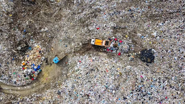Müllwagen Laden Müll Von Einer Drohne Auf Eine Deponie Der — Stockfoto