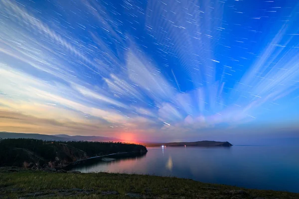 Rusland Het Baikalmeer Olkhon Island Wolken Sterren Een Maanverlichte Nacht — Stockfoto