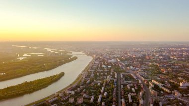 Omsk şehir ve irtiş Nehri günbatımı sırasında görünümünü. Rusya'dan Dron  