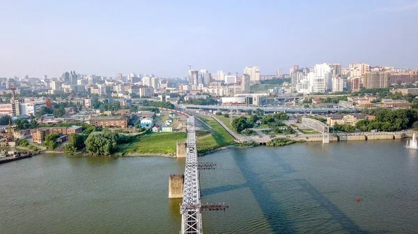 Tren Eléctrico Cruza Río Primer Puente Ferroviario Novosibirsk Panorama Ciudad —  Fotos de Stock