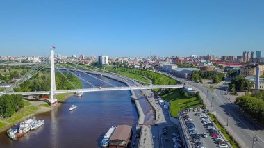 Tyumen şehir, Aşıklar Köprüsü nehir Tura çıkabilir. Rusya, Tyumen, Dron üzerinden  