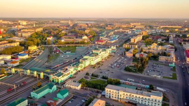 Rusya, Omsk - 16 Temmuz 2018: Merkez Tren İstasyonu, Omsk şehir. İstasyon binası. Günbatımı, Dron  