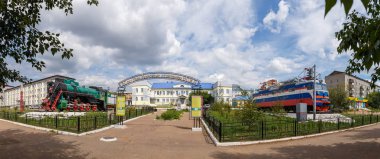 Rusya, Ulan-Ude-03 Ağustos 2018: L-2182 buharlı lokomotif. Elektrikli lokomotif Vl-60k-753. Doğu Sibirya Demiryolu Dalı: Ulan-Udensky 80 yıllık meydanım