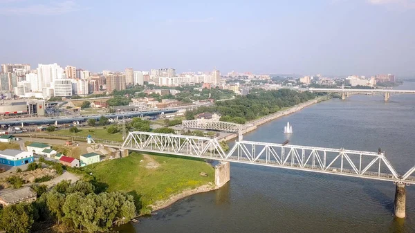 Электропоезд Пересекает Обь Первый Железнодорожный Мост Новосибирске Панорама Города Новосибирска — стоковое фото