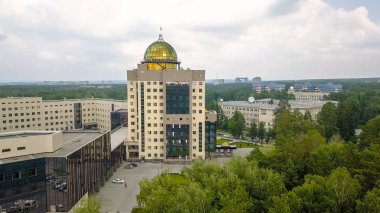 Yeni ana bina Novosibirsk State University. Novosibirsk, Rusya Federasyonu. Akademgorodok, Dron üzerinden  