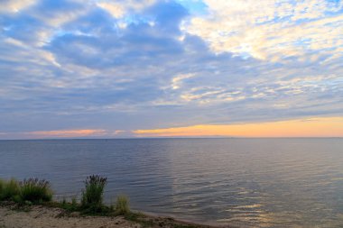 Defne Posolskiy Sor. Günbatımı üzerinde Deniz Baykal, Rusya, Buryatia