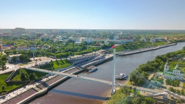 Tyumen şehir, Aşıklar Köprüsü nehir Tura çıkabilir. Rusya, Tyumen, Dron üzerinden  