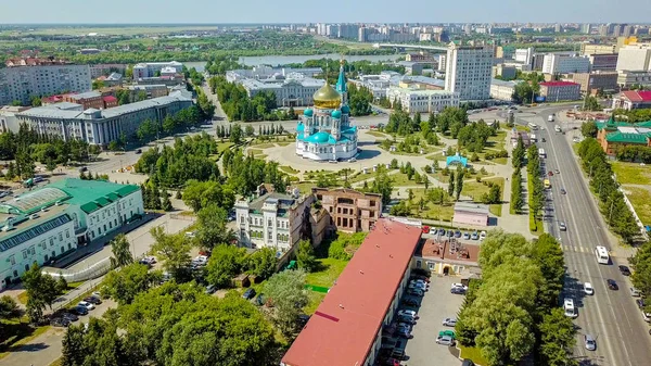 市街のパノラマの景色 聖母マリアの仮定のカテドラル オムスク ロシアののむのすき — ストック写真