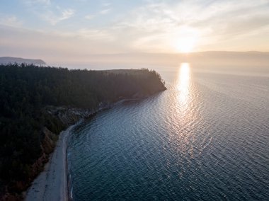 Batan güneşin üzerinde Bay, küçük Deniz Baykal Gölü. Rusya, Olkhon Adası. Drone alınan