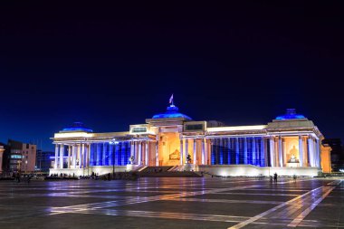 Moğolistan, Ulaanbaatar - 08 Ağustos 2018: Hükümet Sarayı cengiz Meydanı'nın kuzey tarafında yer alır. Gece fotoğrafçılığı