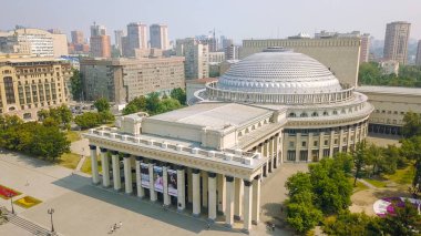 Rusya, Novosibirsk - 19 Temmuz 2018: Novosibirsk Devlet Akademik Tiyatrosu Opera ve Balesi, dron üzerinden